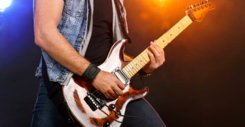 musicien qui joue de la guitare électrique