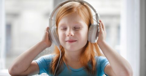 petite fille qui écoute de la musique avec un casque