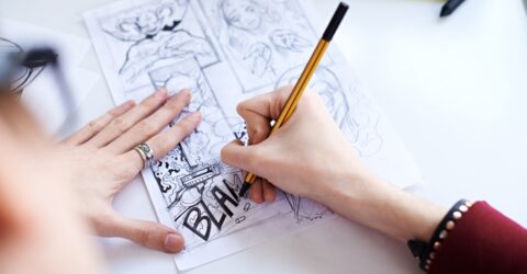 femme qui dessine une planche de manga