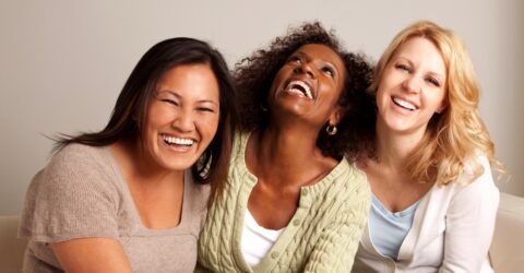 groupe de trois femmes