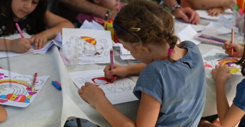 petite fille qui dessine