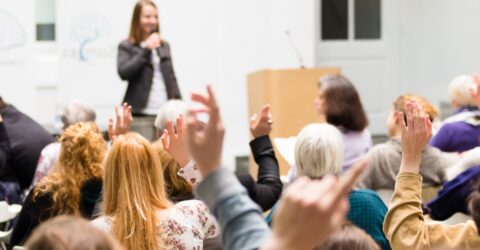 assemblée avec mains levées
