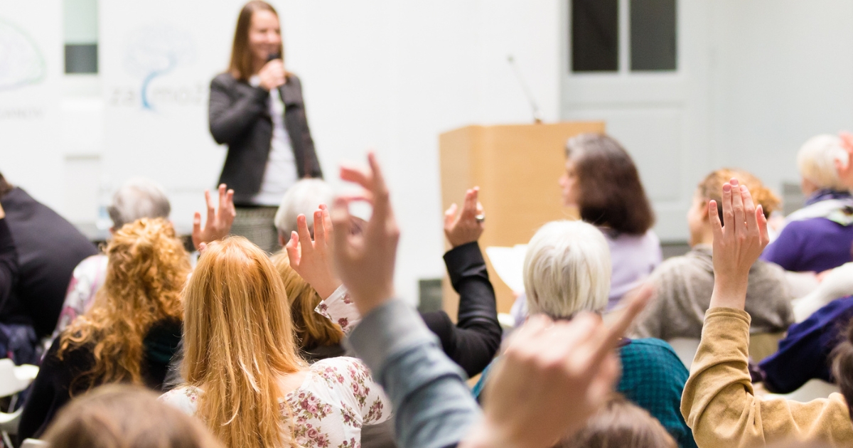 assemblée avec mains levées