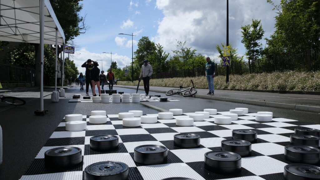 jeux de dames géants sur le quai de Seine à Sartrouville mai 2025