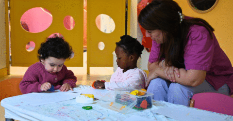 auxiliaire de puériculture avec deux enfants