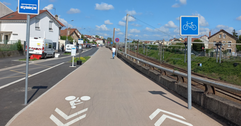Rue de la Paix à Houilles - vue de la piste cyclable à double sens en direction de Sartrouville (premier tronçon)